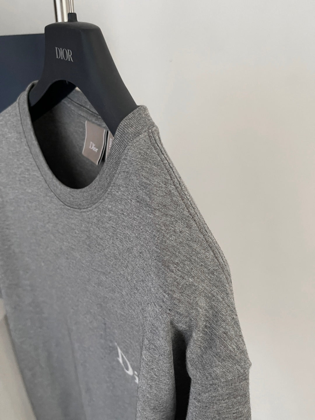 BVG / 디올  작은 문자 자수 반팔 티