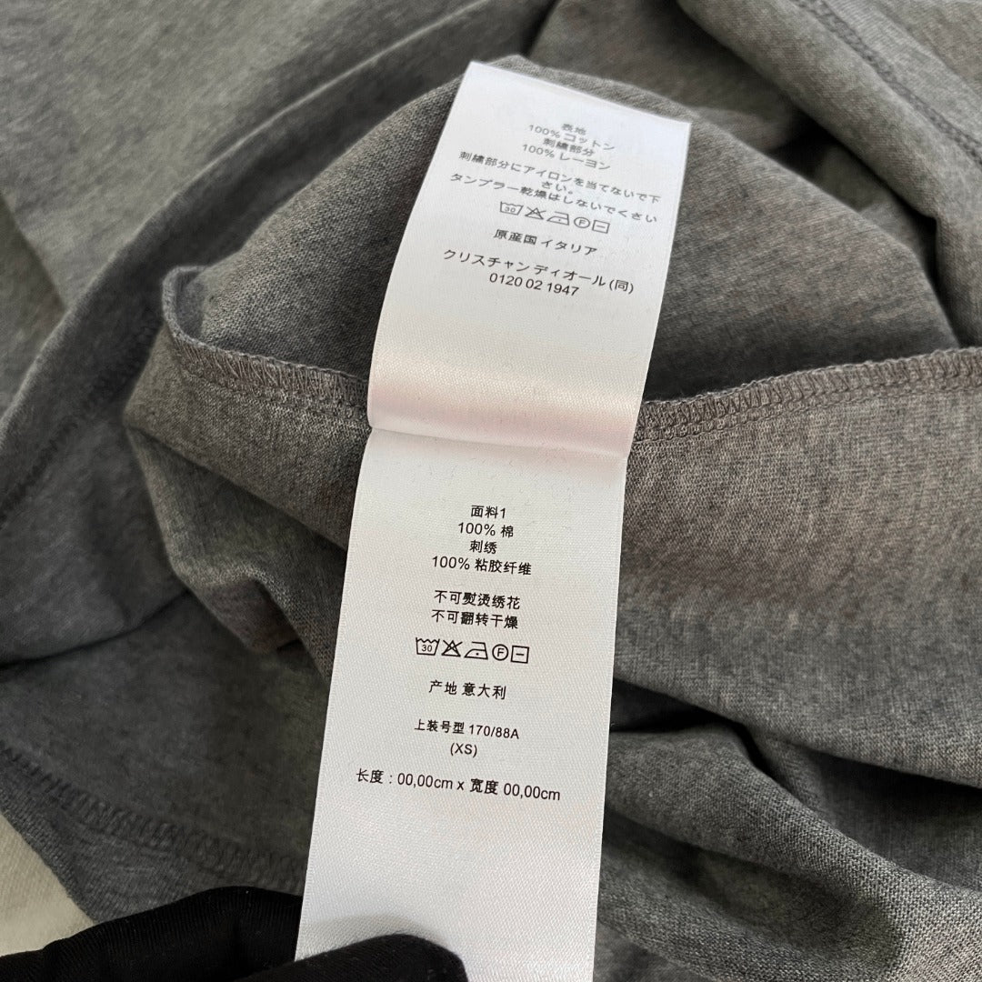BVG / 디올  작은 문자 자수 반팔 티
