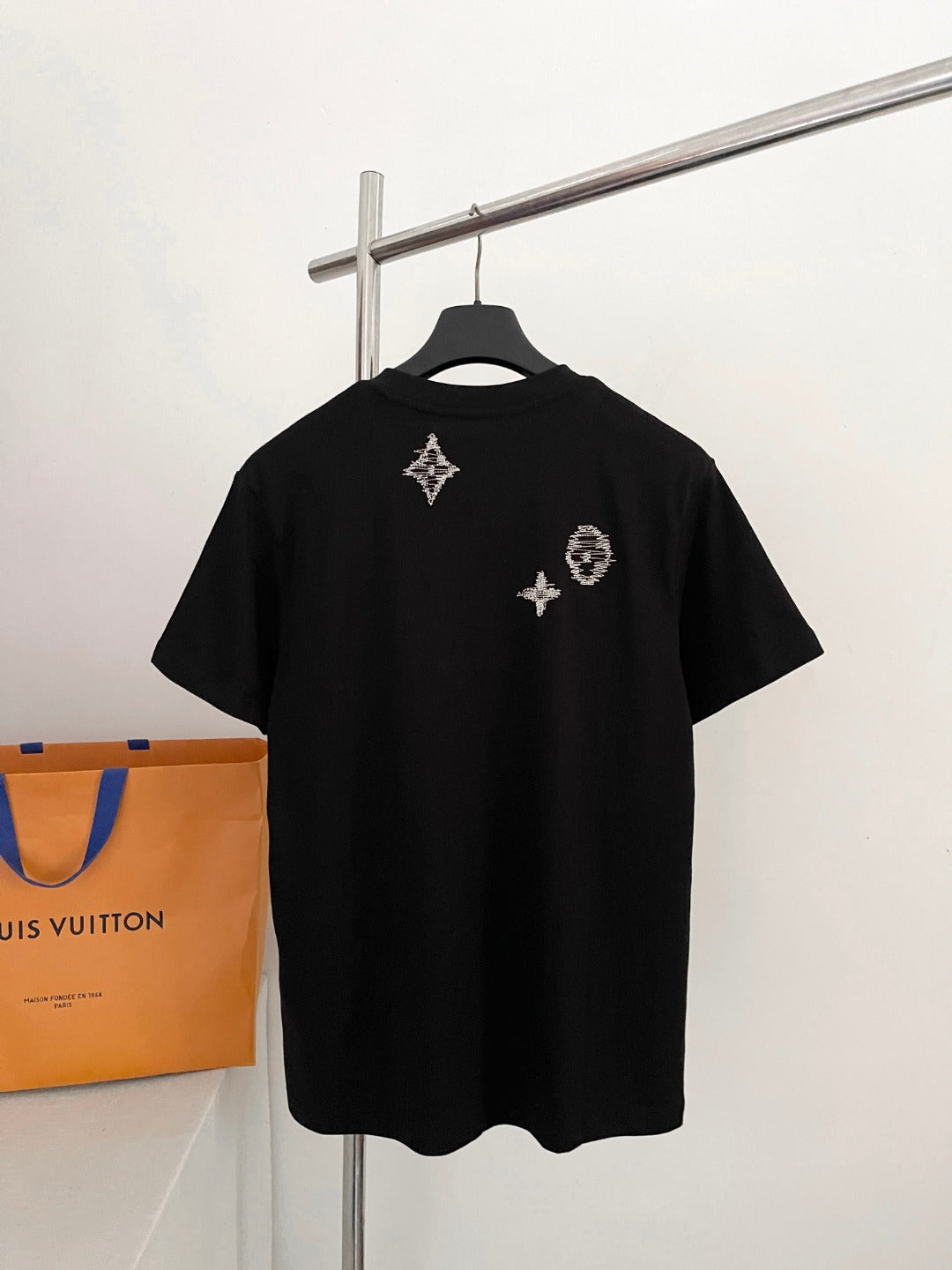 BVG / 루이비통 컬러대비 자수 꽃 반팔