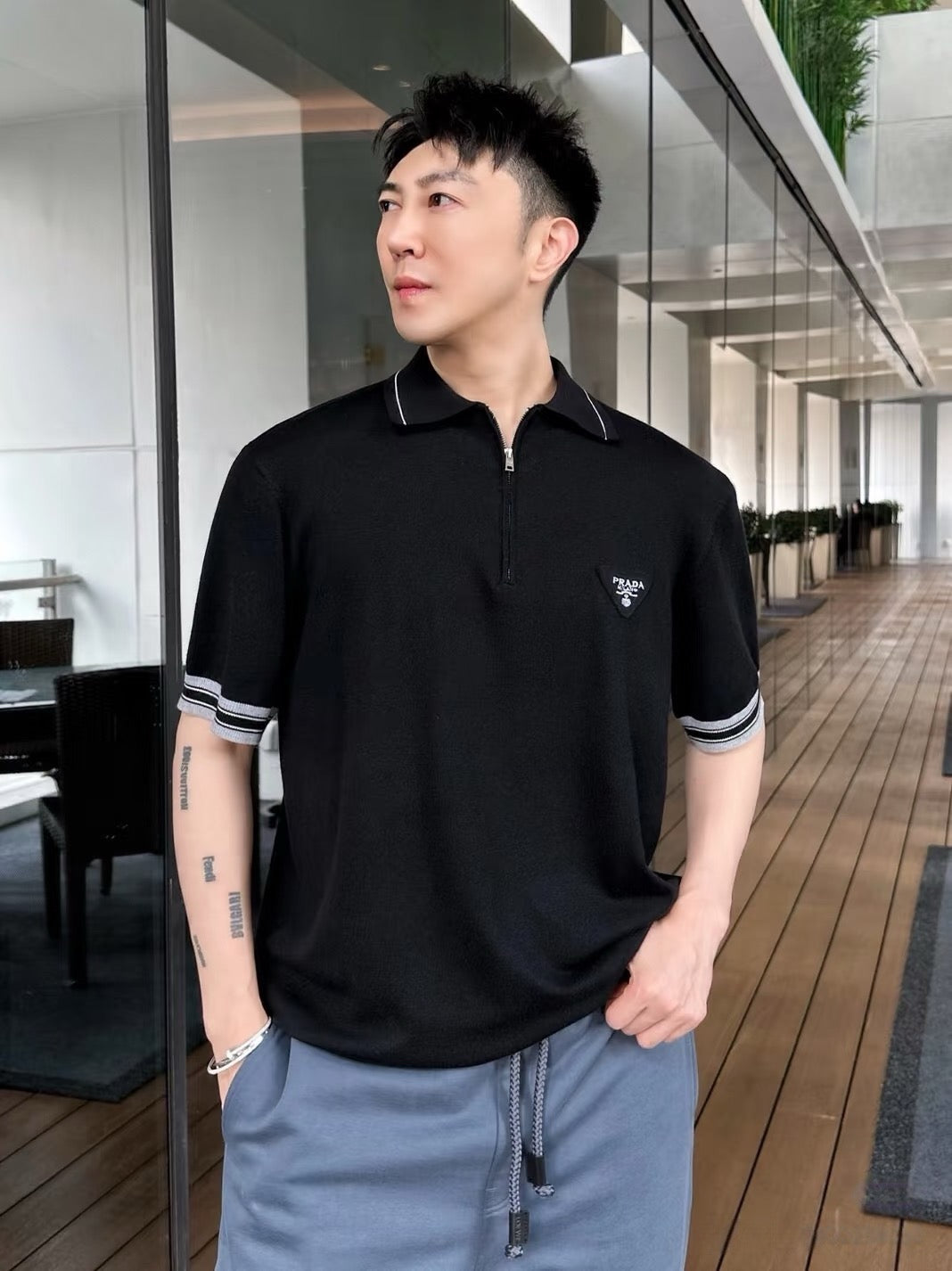 V공장 / 프라다 반팔