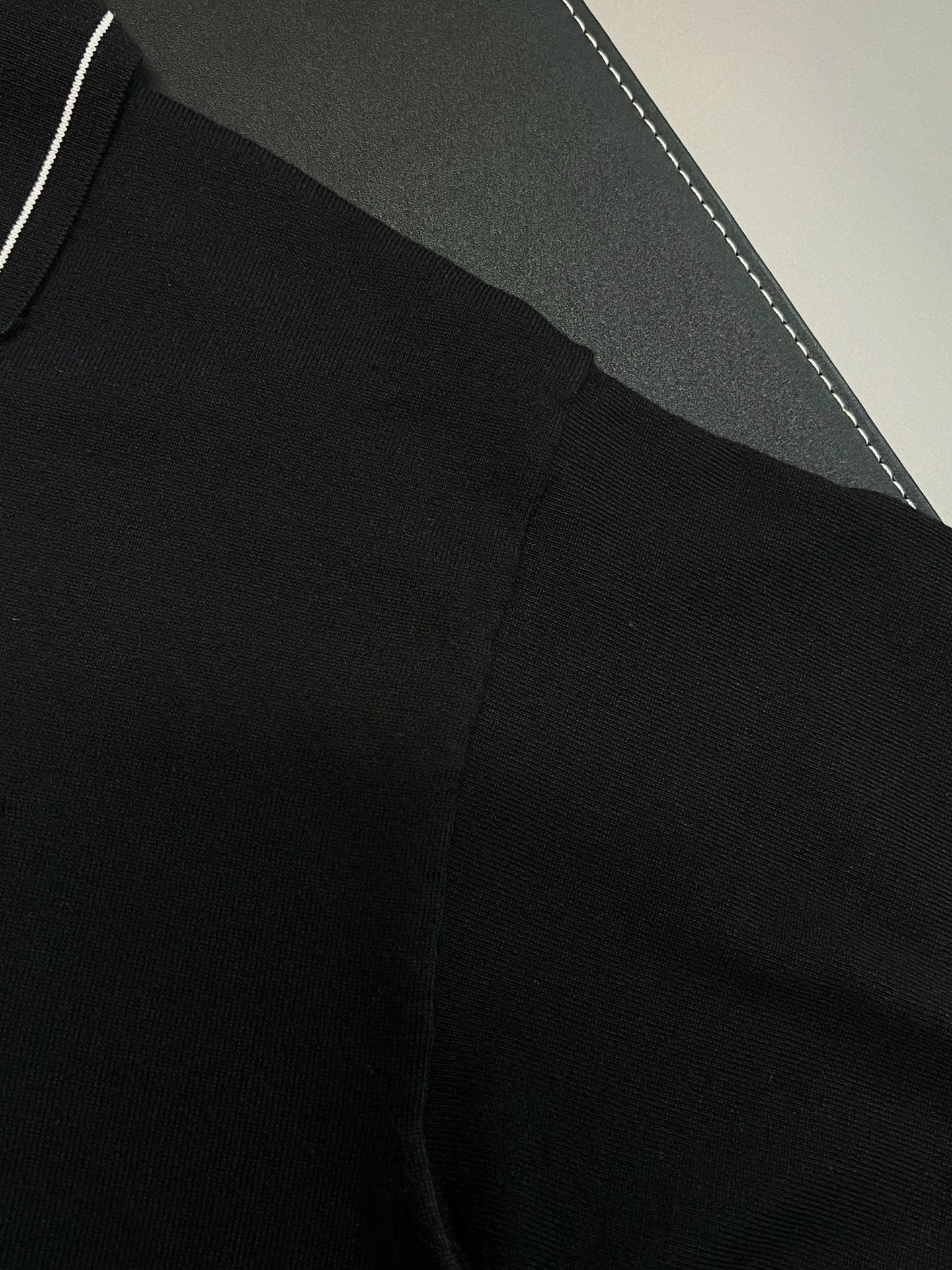 V공장 / 프라다 반팔