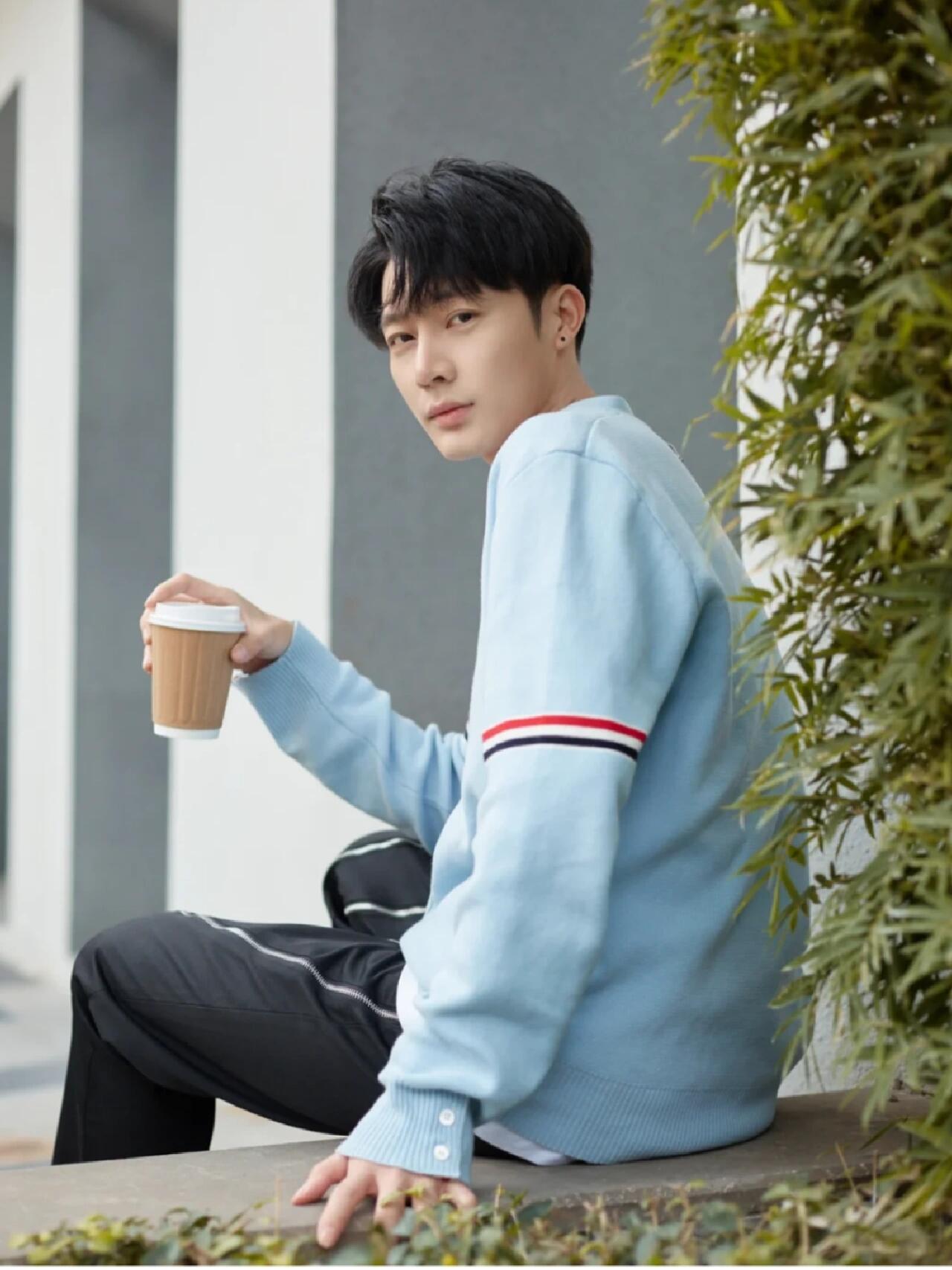 BVG / 톰브라운 남성 면 브이넥
