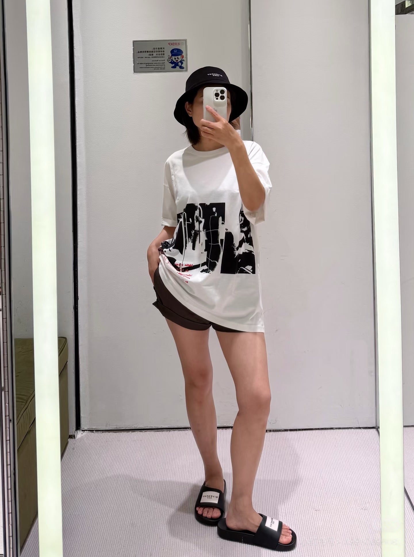 V Factory / Givenchy Short-Sleeved T-Shirt