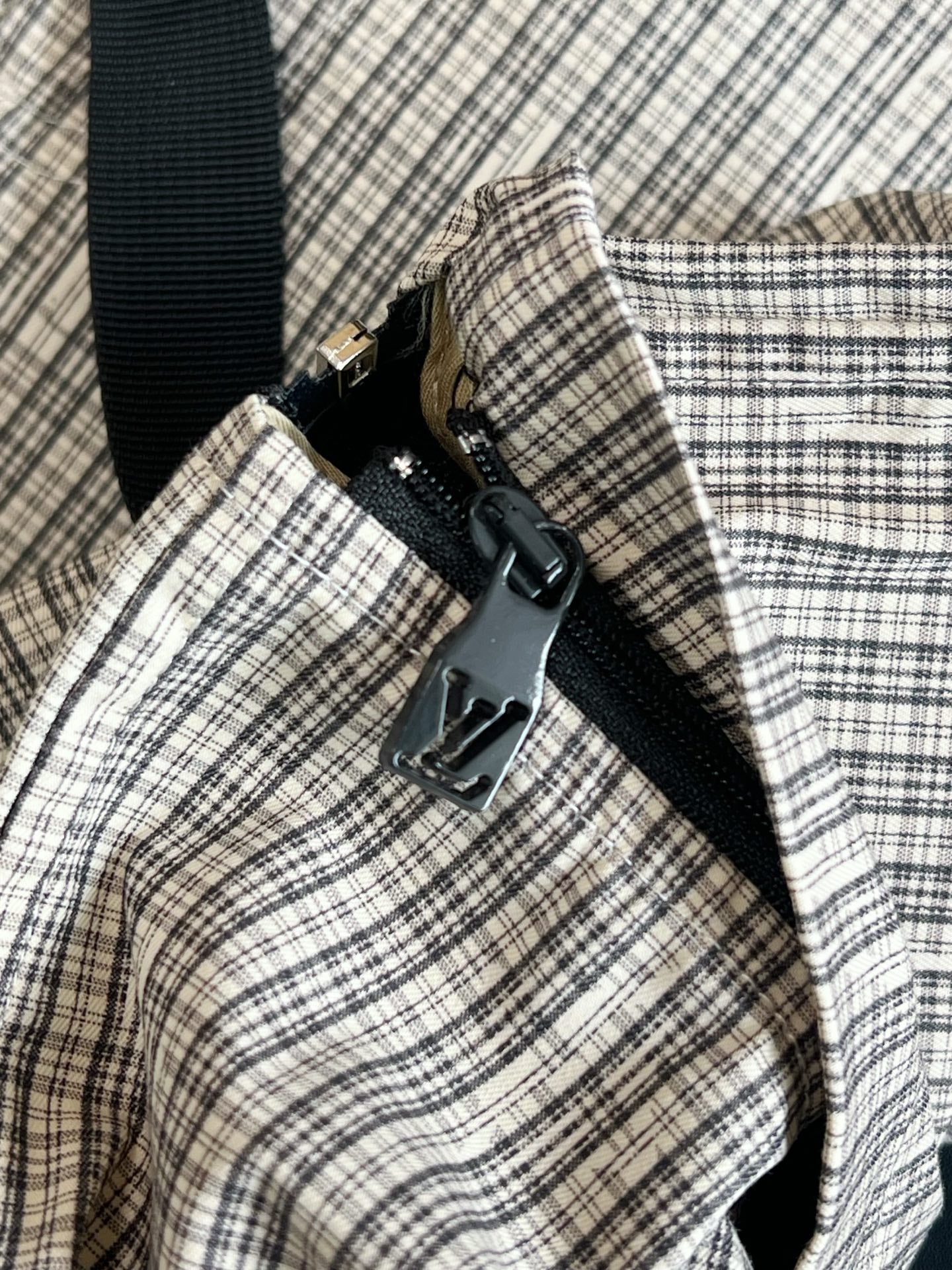 V Factory / Louis Vuitton Pants
