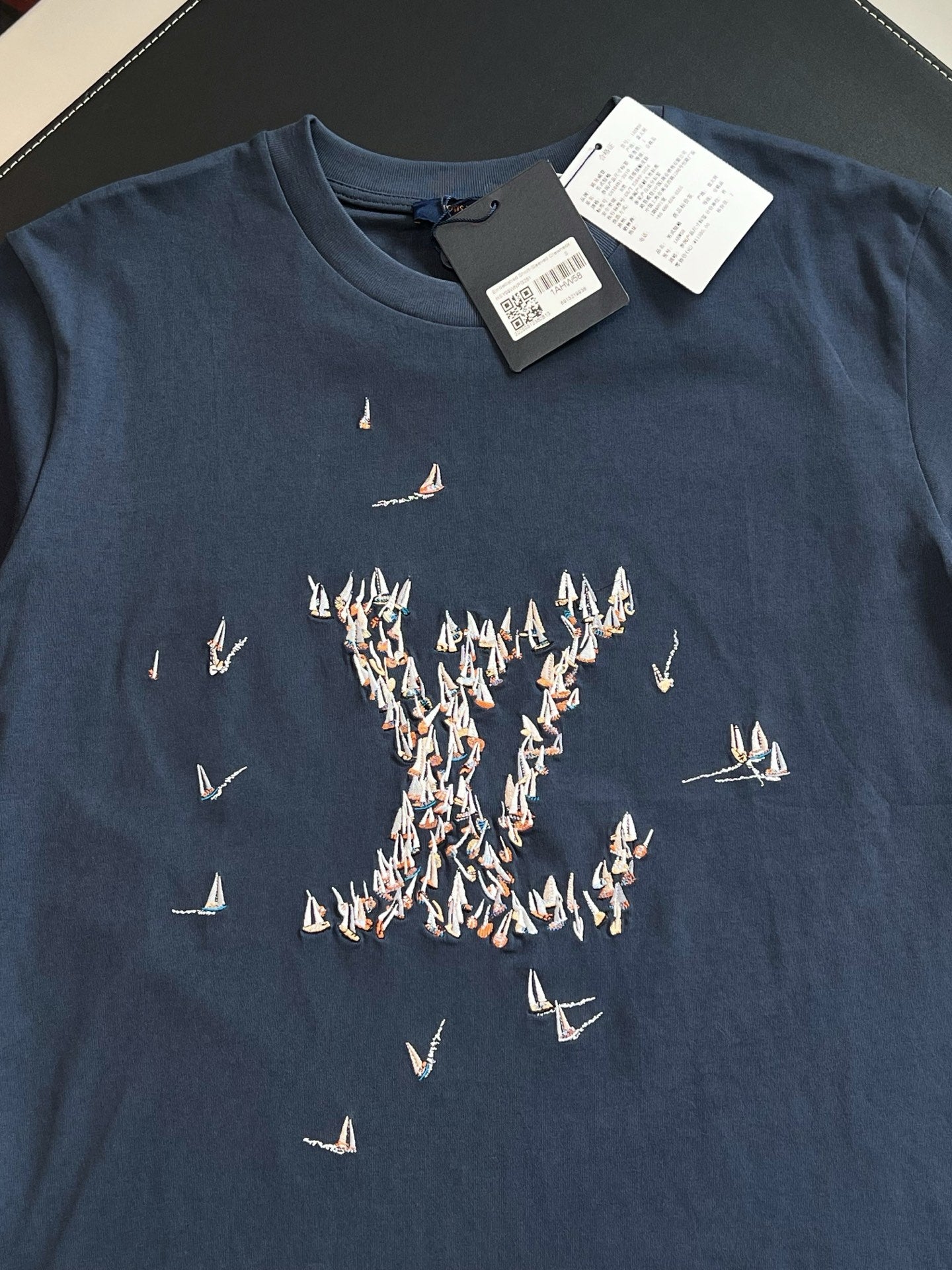 V factory / Louis Vuitton short-sleeved
