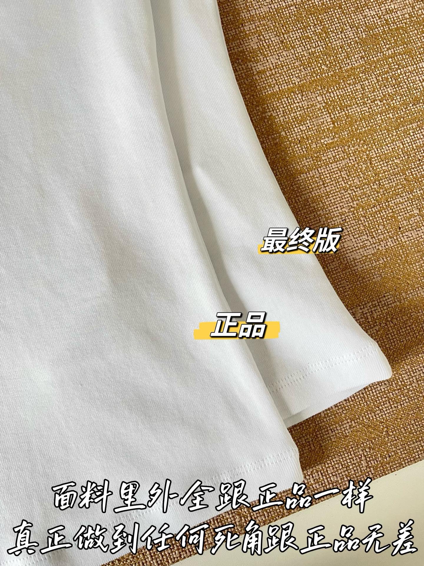 티모 / 입생로랑 화이트 티셔츠