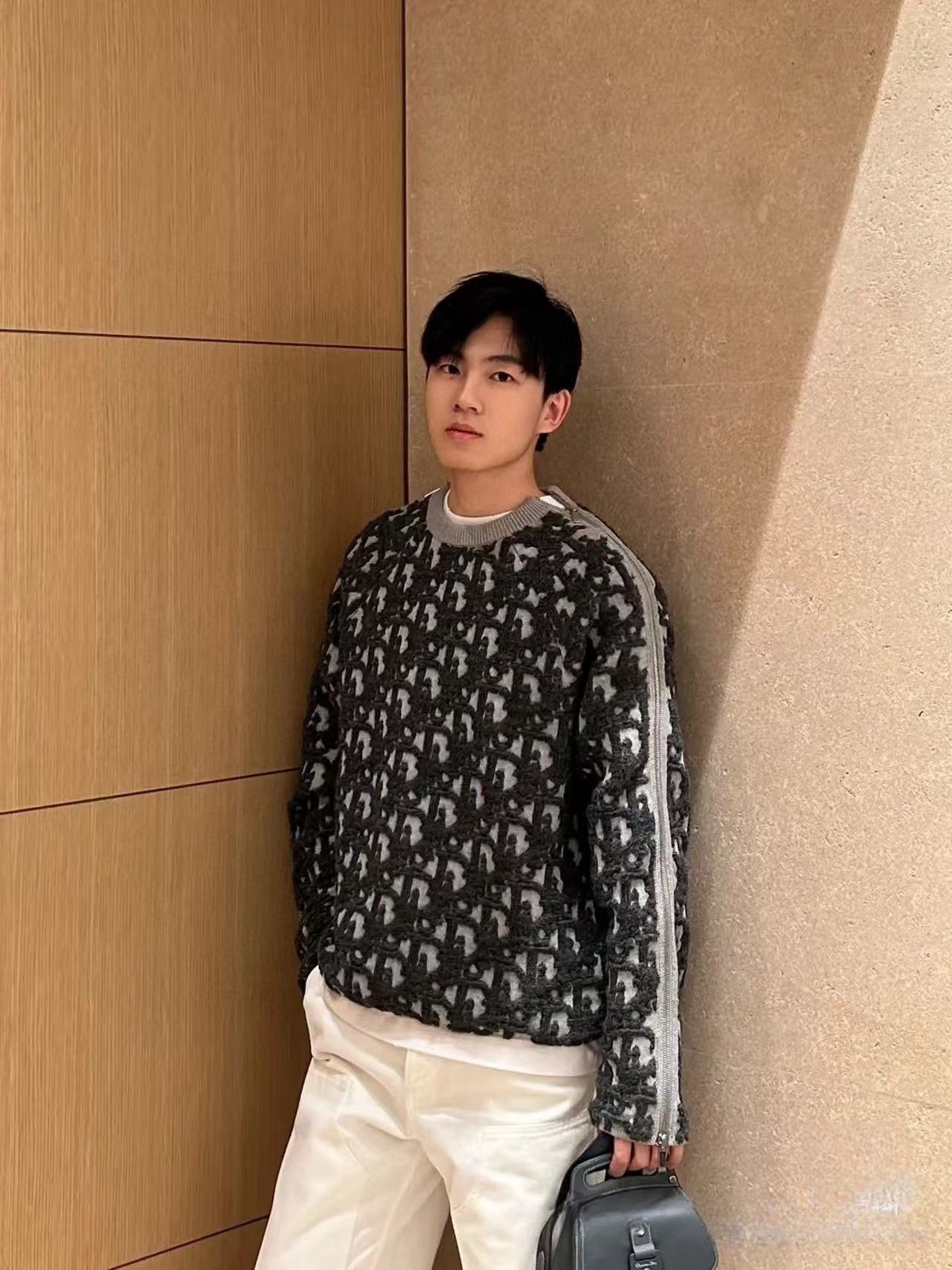 V공장 / 디올 입체 자카드 더블 지퍼니트