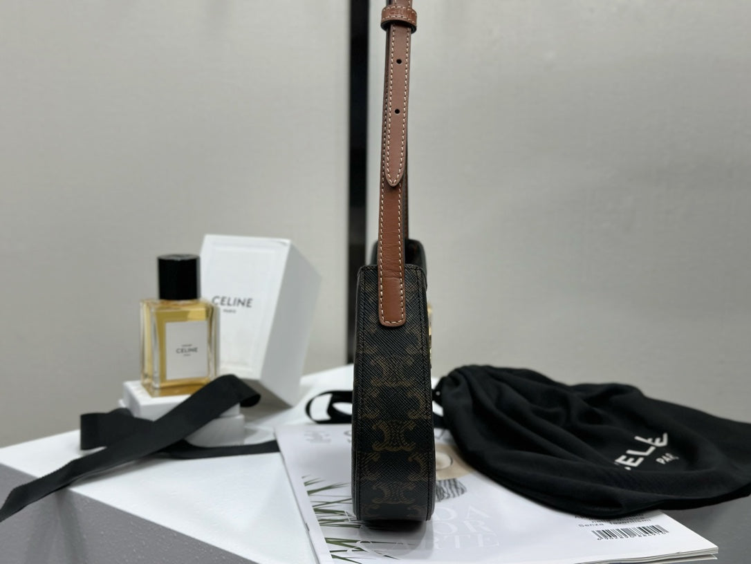 백경공장 / 셀린느 미디엄 사이즈 로고 프린트 소가죽 핸드백